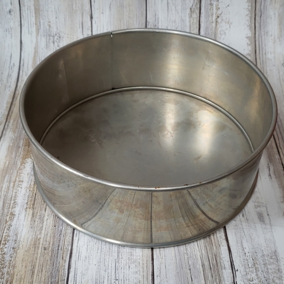 Early Black Friday! Vintage Cake Pan with Removable Bottom - Picture 2 of 5